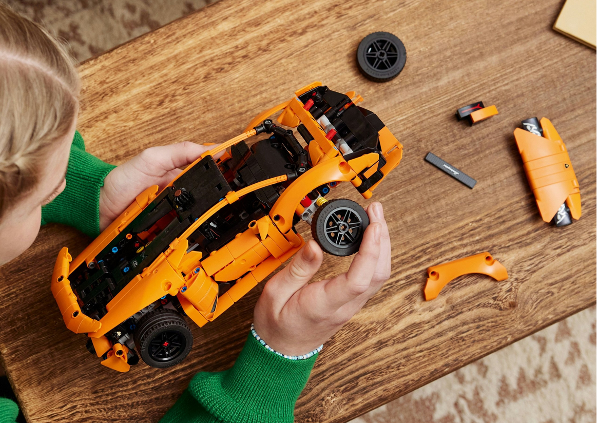 LEGO Technic 42196 Pomarańczowe Lamborghini Huracán Tecnica | 806 el. | 9+ - obrazek 2